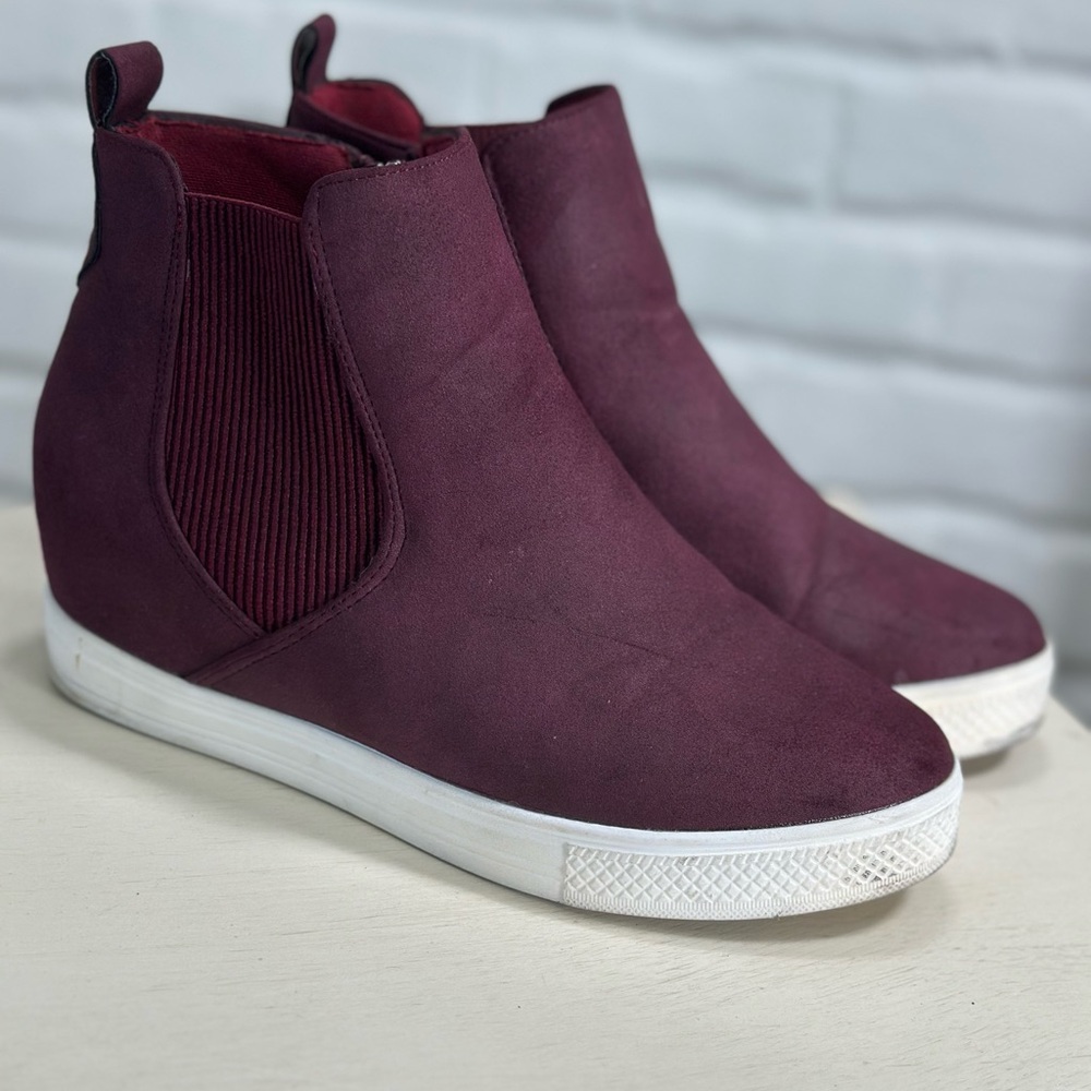 Women’s Ccocci High Top shoes. Burgundy color. Size 9.